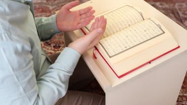 Mescid-i Haram 'da, içinde Kur' an bulunan müslümanlar,