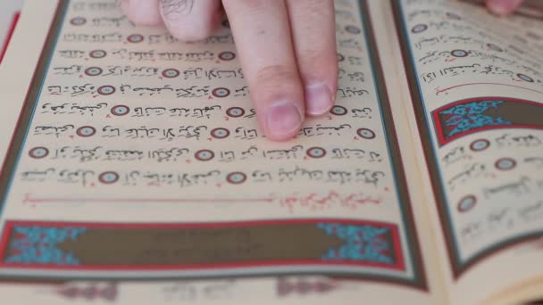 Čtení quran slovo v mešitě s prstem — Stock video