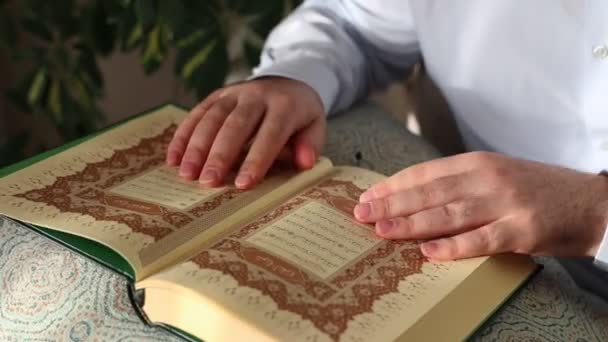 Moslim die de Heilige Koran leest — Stockvideo