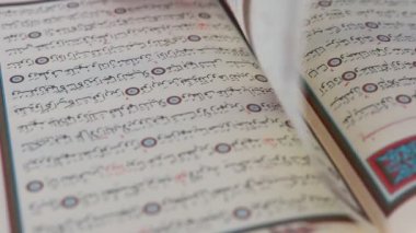 Müslümanlar camide Kuran okuyor.