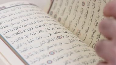 İslami Müslüman kutsal Kur 'an kelimesi