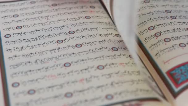 ムスリムはモスクで聖クルアーンを読む — ストック動画