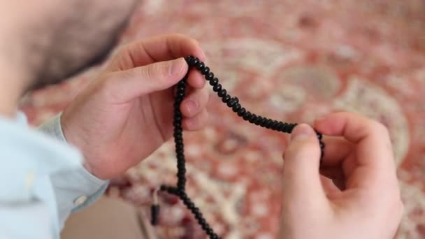 Mano pregando con perle per Allah — Video Stock