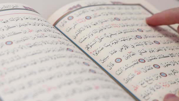 Moslim biddende Holly Koran — Stockvideo