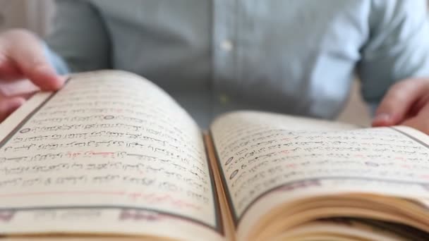 Moslim leest de Heilige Koran thuis — Stockvideo