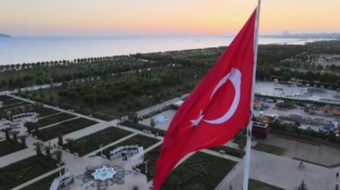Türk Bayrağı İstanbul 'da Gün Batımı