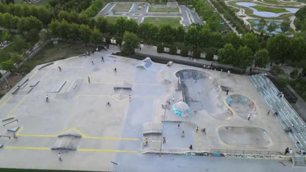 Letecký drone pohled skate park dětský provoz — Stock video