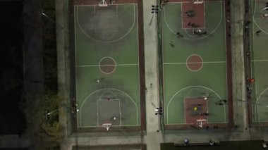 Basketbol oynarken drone atışı.