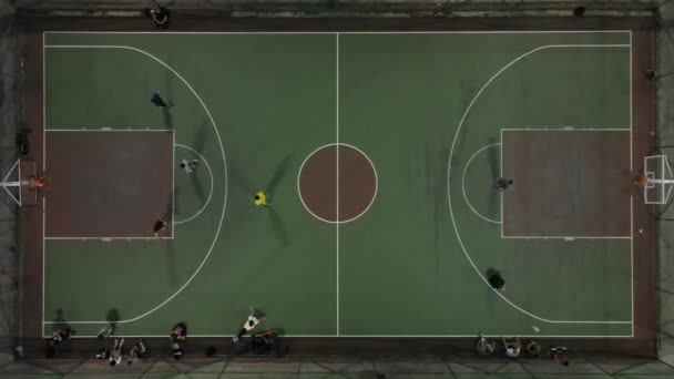 Drone tiro jovens homens jogando basquete — Vídeo de Stock