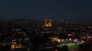 Geceleri hava manzaralı cami