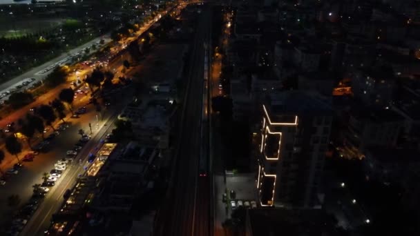 Vista aérea del paisaje urbano del tráfico nocturno — Vídeos de Stock