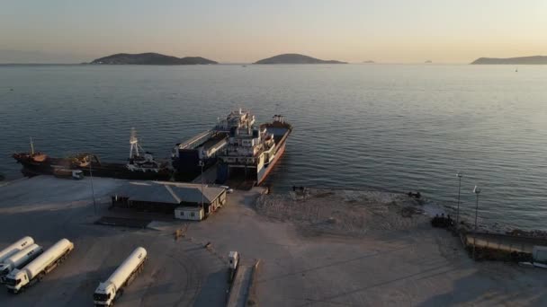 Schepen Ferryboot geankerd in de haven — Stockvideo