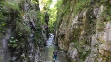 Genç Adam Yürüyen Kanyon Nehri