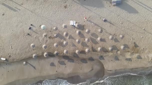 Ομπρέλες σε άδεια παραλία με άμμο — Αρχείο Βίντεο