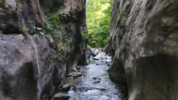 Extrémní Sport Walking Canyon River Aerial Drone — Stock video