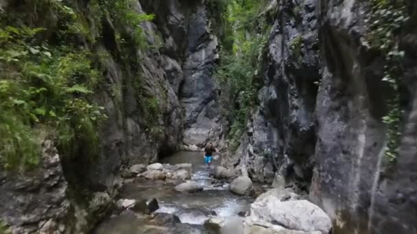 Pěší túry kaňon řeka letecký dron létání — Stock video
