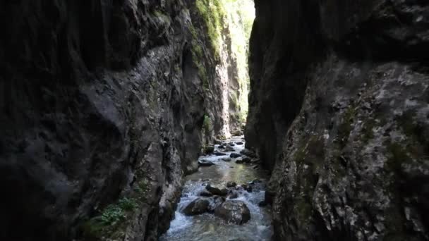 Homem jovem Extreme Sport Canyon River — Vídeo de Stock