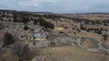 Şehrin dışında, nostaljik taş duvarları olan yalnız bir ev.