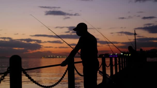 Homem de pesca silhueta pôr do sol — Vídeo de Stock