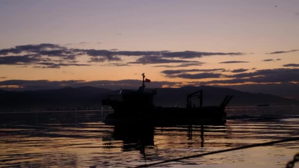 Rybářská loď rybaří v načervenalém vzduchu — Stock video