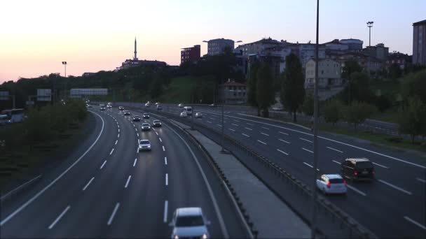 Verkehr auf der Stadtstraße am Abend — Stockvideo