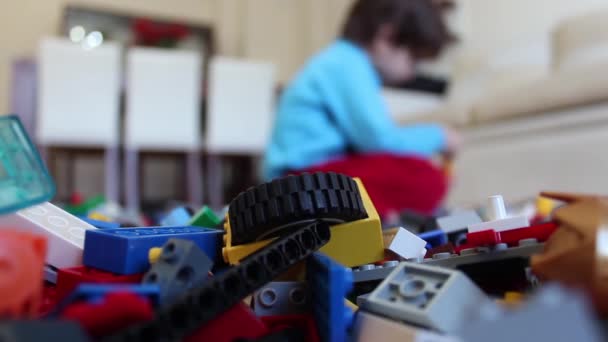 Brinquedo infantil lego em casa — Vídeo de Stock