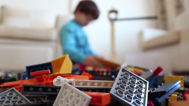 Kind spelen speelgoed lego — Stockvideo