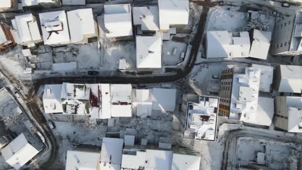 Townhouse liquidação inverno cobertos de neve telhados — Vídeo de Stock