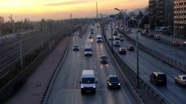 Kırmızı havada otoyolda giden araçlar