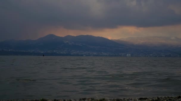 Montagnes et mer ciel nuageux rougeâtre — Video