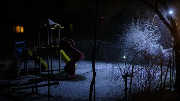 Caída noche patio de nieve — Vídeo de stock