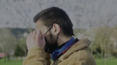 Maske takan yakın plan bir genç.