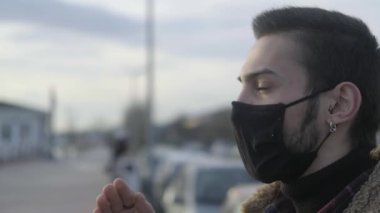 Virüs koruması için maske takan adam