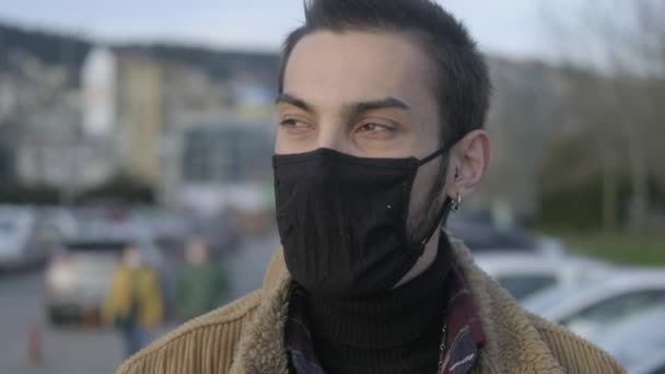 Person med ansiktsmask — Stockvideo