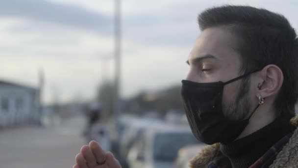 Человек носит маску для защиты от вирусов — стоковое видео
