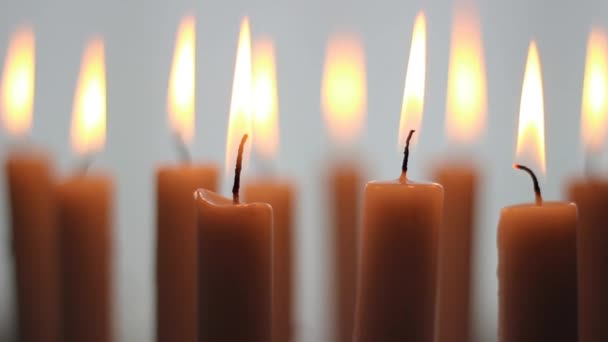 Fuoco di candele ardenti — Video Stock