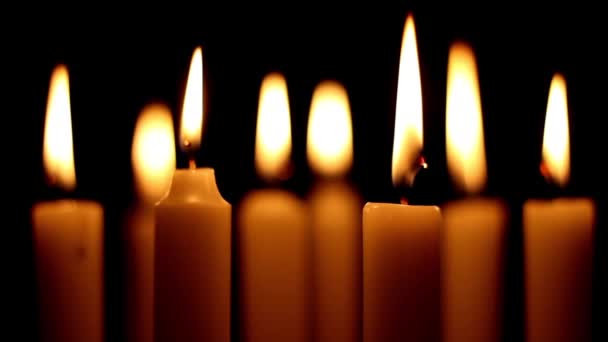 Hořící svíčky v noci — Stock video