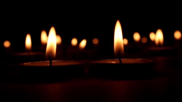 Velas ardientes por la noche — Vídeos de Stock