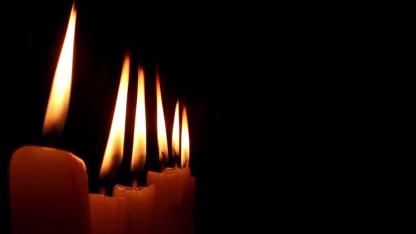 Luz de velas em chamas — Vídeo de Stock