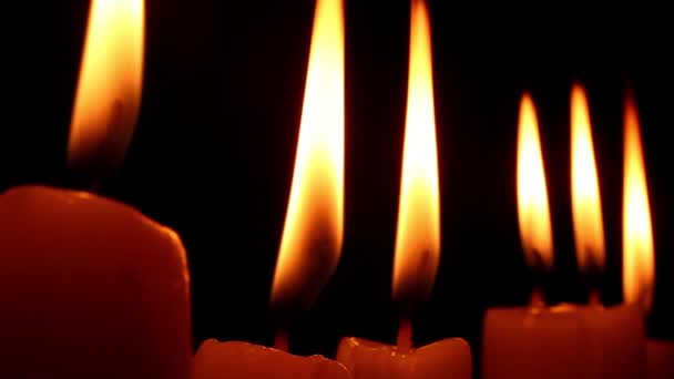 Brennende Kerzen entzünden — Stockvideo