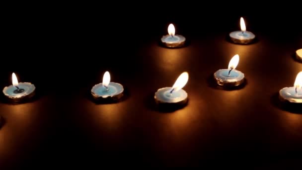 Velas ardientes Fondo negro — Vídeos de Stock