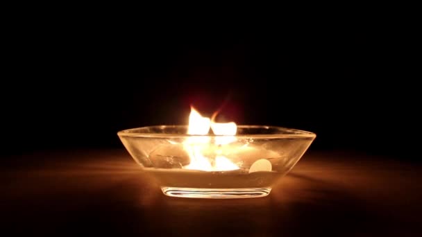 燃烧神秘的蜡烛，照亮黑暗 — 图库视频影像