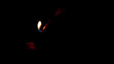 Aydınlık mum karanlığı