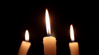 Yanan Mumlar Işık Karanlığı