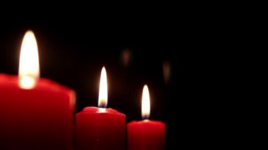 Yanan Mumlar Işık Karanlığı