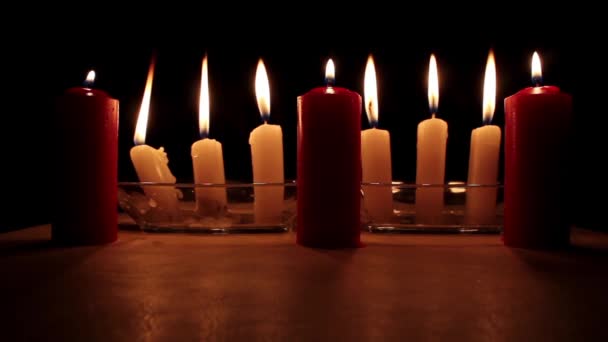 Candele ardenti sfondo nero — Video Stock