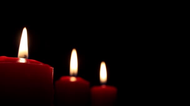 Brennende Kerzen schwarzer Hintergrund — Stockvideo