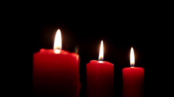 Горящие свечи светлая тьма — стоковое видео