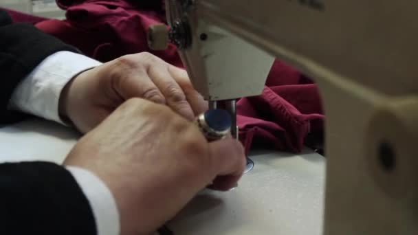 De naaimachine naait stof op de naaimachine — Stockvideo