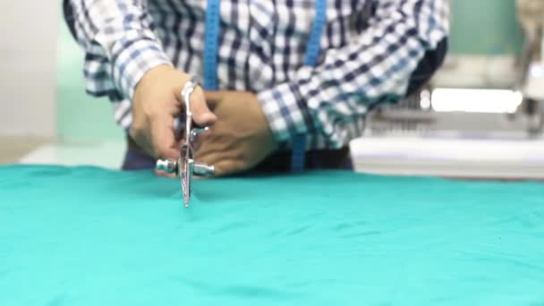 Snijweefsel op maat voor het naaien — Stockvideo